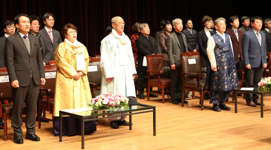 상명대학교(총장 백웅기)가 2일 오전 11시 서울캠퍼스 문화예술관 계당홀에서 '2018 시무식 및 신년하례'를 개최했다. 이준방 이사장(학교법인 상명학원이사장)을 비롯해 백웅기 총장과 김종희 행정대외부총장, 우제완, 양용준 교학부총장 등 양 캠퍼스의 교수와 직원이 모두 참석했다. 앞줄 좌측부터 우제완 부총장, 김종희 부총장, 이준방 이사장, 건너편 앞줄 백웅기 총장, 양용준 부총장. 상명대 제공